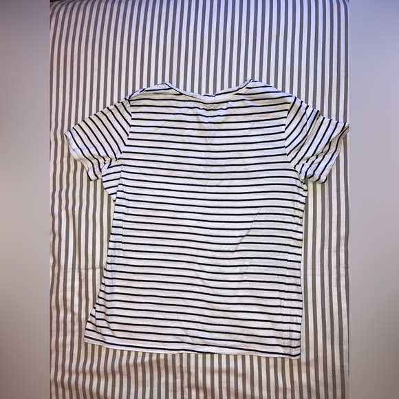 ✨3/15 Old navy Black and white Stripe embroidered tee - Picture 4 of 5
